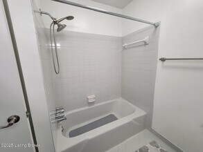 111 La Fontenay Ct in Louisville, KY - Building Photo - Building Photo