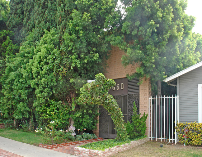 660 N Doheny Dr in West Hollywood, CA - Building Photo - Building Photo