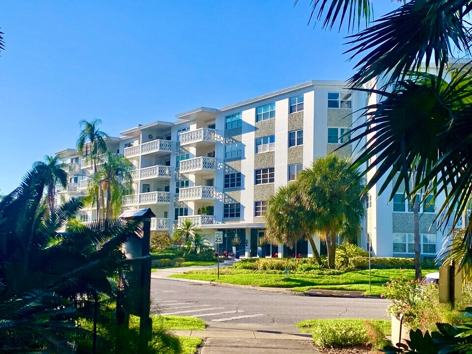 1100 N Shore Dr NE in St. Petersburg, FL - Foto de edificio