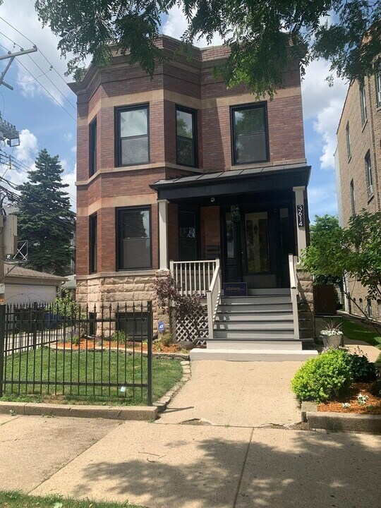 3614 N Hoyne Ave-Unit -B in Chicago, IL - Building Photo