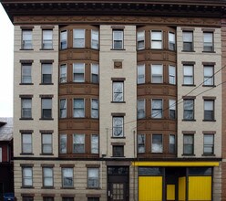 853-855 Main St in Holyoke, MA - Foto de edificio - Building Photo