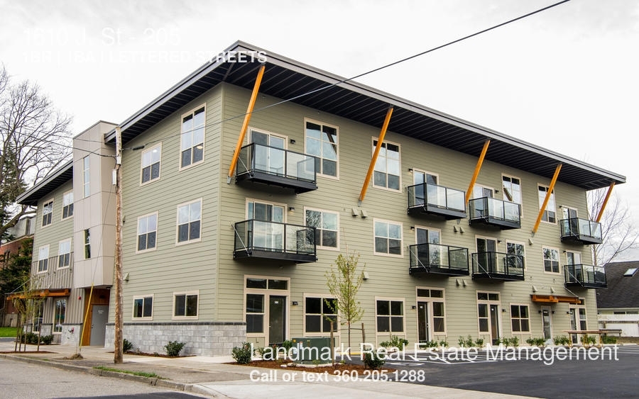 Bucks Plaza in Bellingham, WA - Building Photo