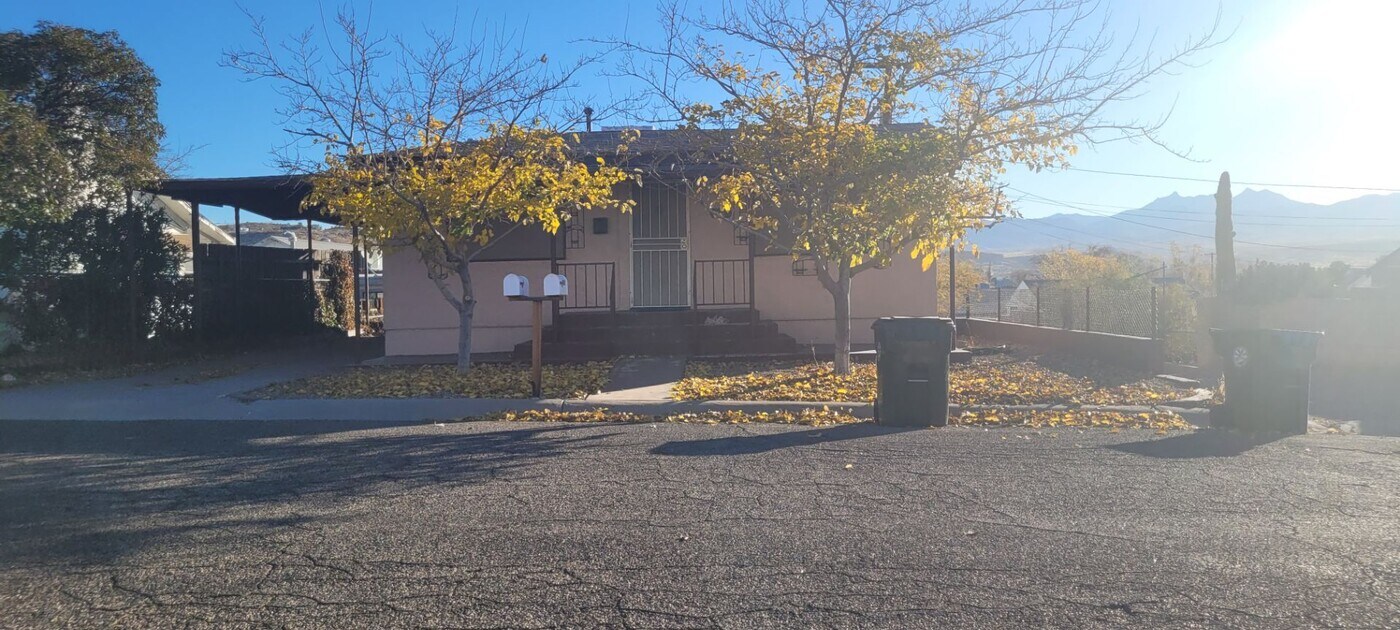 522 Metcalfe Rd-Unit -A in Kingman, AZ - Building Photo