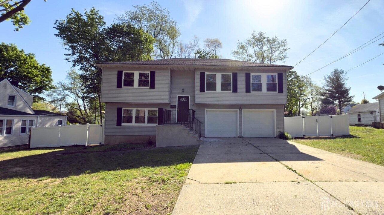 412 Ryders Ln in East Brunswick, NJ - Building Photo