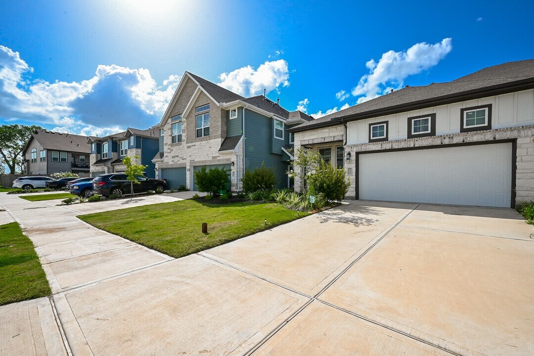 1535 Cathedral Bend Drive in Sienna, TX - Building Photo