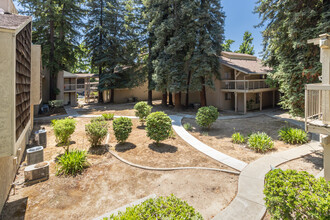 Meadow Wood Condo Apartments in Marysville, CA - Foto de edificio - Building Photo