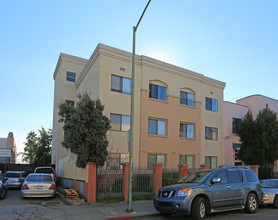 Las Bougainvilleas in Oakland, CA - Foto de edificio - Building Photo