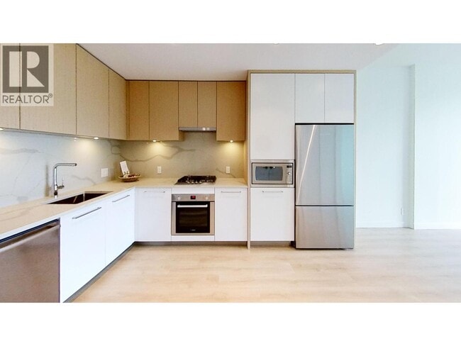 567 Clarke Rd in Burnaby, BC - Building Photo - Building Photo