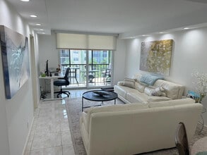 5300 NE 24th Terrace in Fort Lauderdale, FL - Foto de edificio - Building Photo