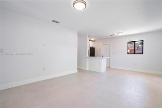 490 NE 141st St in North Miami, FL - Foto de edificio - Building Photo
