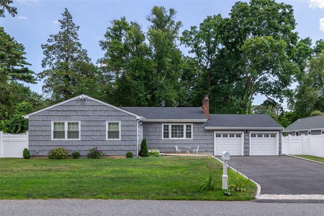 88 Pershing Ave in Locust Valley, NY - Building Photo