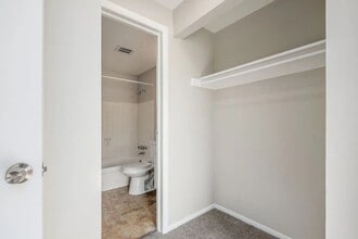 Coves at Columbus on Hilton Avenue in Columbus, OH - Foto de edificio - Building Photo
