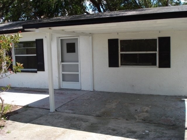 525 2nd Ave NE in Largo, FL - Building Photo