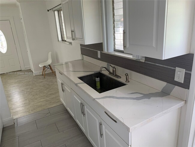 121 NE 169th Terrace in North Miami Beach, FL - Building Photo - Building Photo