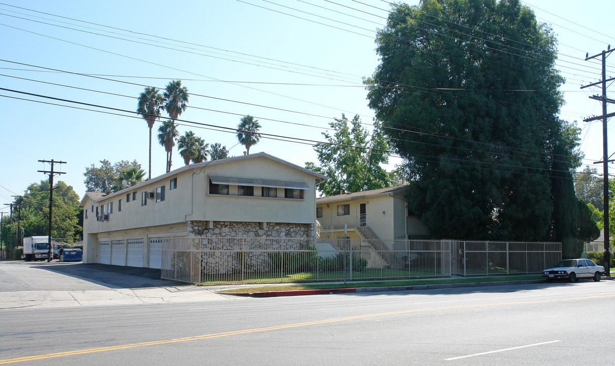 5542 Kester Ave in Van Nuys, CA - Building Photo