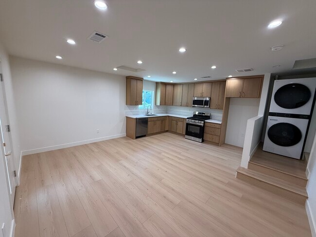 10157 Swinton Ave in North Hills, CA - Foto de edificio - Building Photo