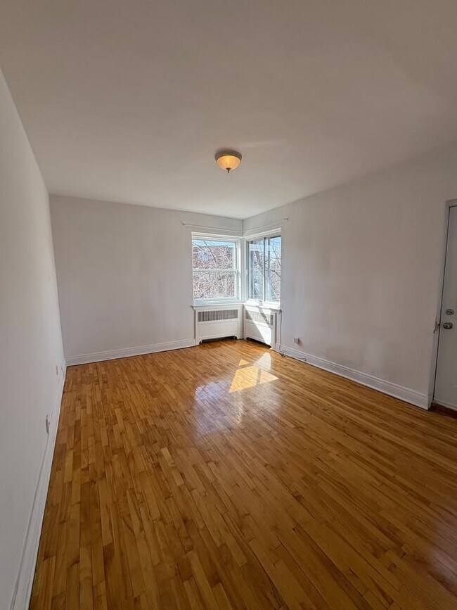 5805 Chem. de la Côte St Luc in Hampstead, QC - Building Photo - Building Photo