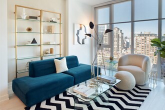 353 W Grand Ave in Chicago, IL - Building Photo - Building Photo