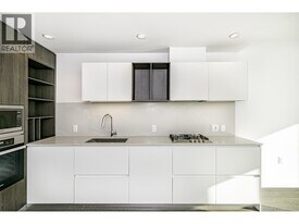 6000 McKay Ave in Burnaby, BC - Building Photo