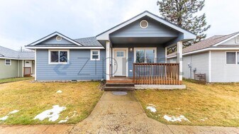 7125 N Crestline St in Spokane, WA - Building Photo