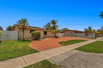7920 NW 171st St in Hialeah, FL - Building Photo - Building Photo