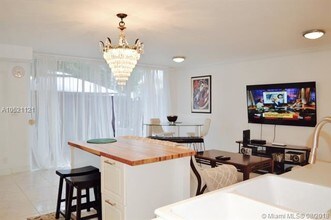 2204 NE 7th St-Unit -3 in Hallandale Beach, FL - Building Photo - Building Photo