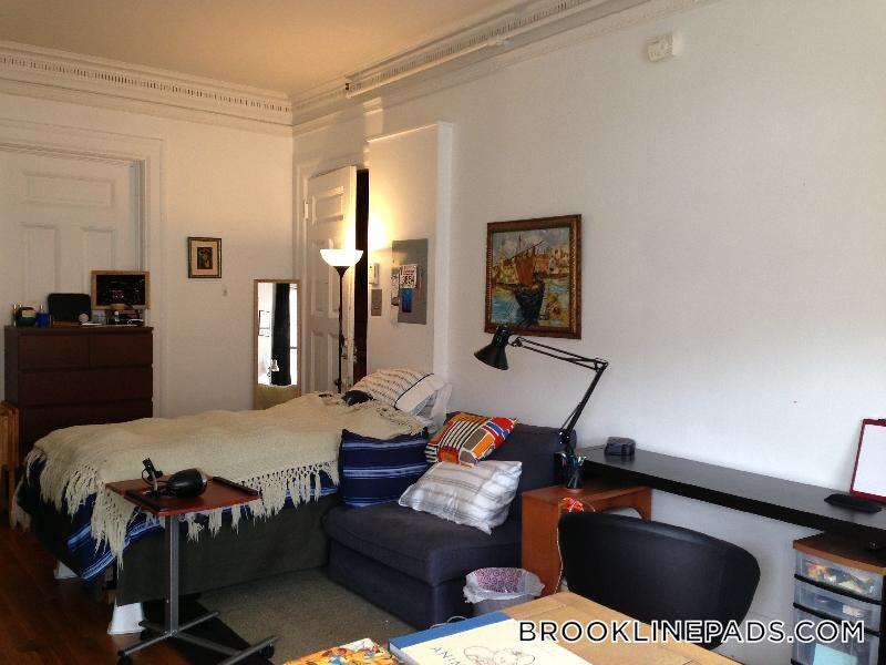 1061 Beacon St in Brookline, MA - Building Photo