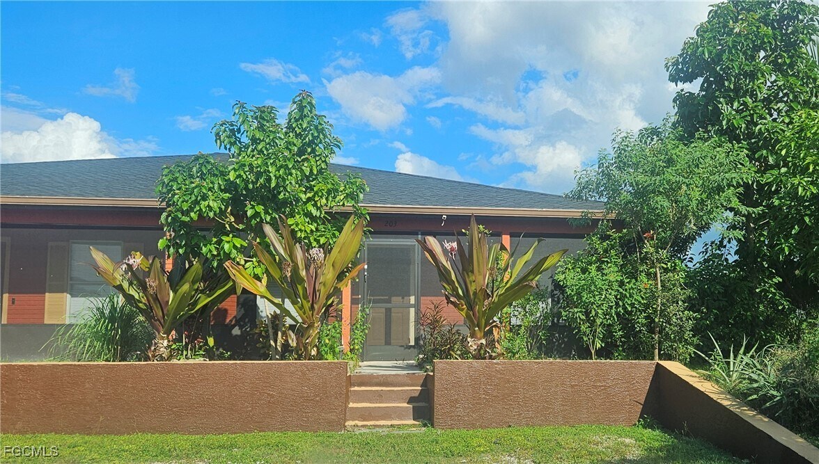 203 Ichabod Ave in Lehigh Acres, FL - Building Photo