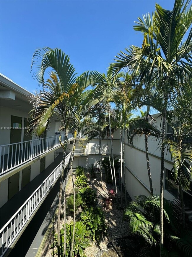 4215 N University Dr, Unit 315 in Sunrise, FL - Foto de edificio - Building Photo