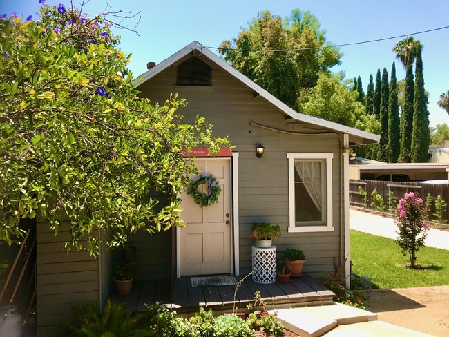 700 Earlham St, Unit Beautiful Pasadena Guest Home Avail 12-16-24 in Pasadena, CA - Building Photo - Building Photo