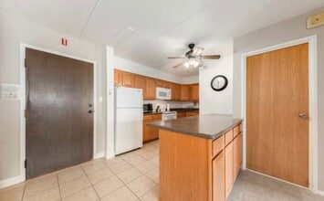 5125 Blodgett Ave, Unit 213 in Downers Grove, IL - Building Photo - Building Photo