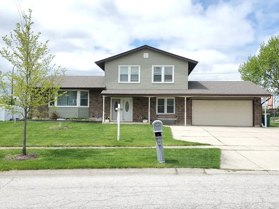 1595 Oregon Trl in Elk Grove Village, IL - Building Photo