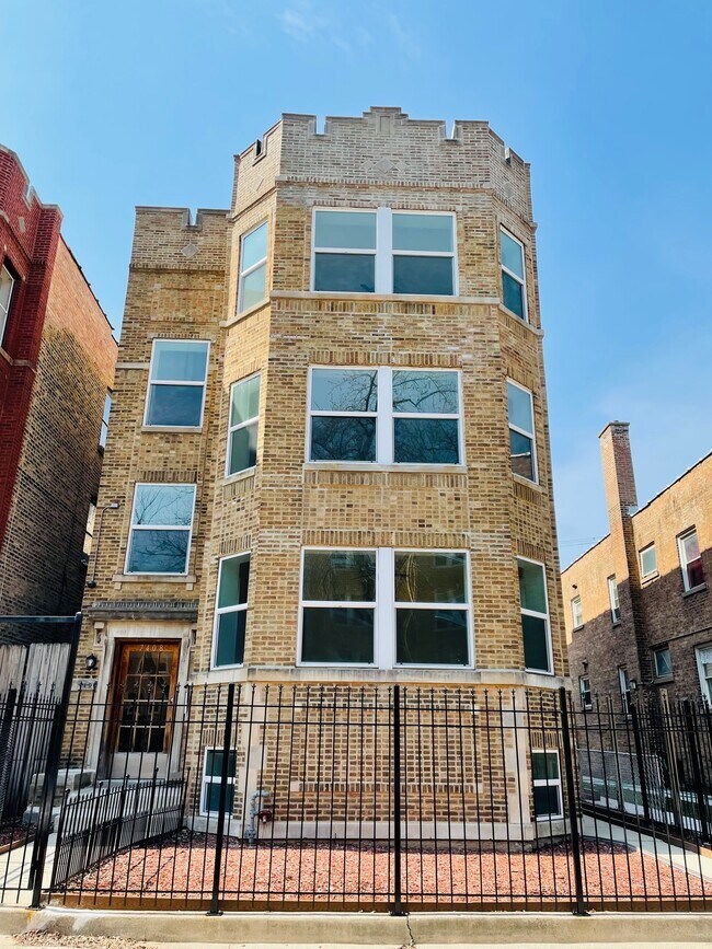 7408 N Hoyne Ave, Unit 1 in Chicago, IL - Building Photo - Building Photo