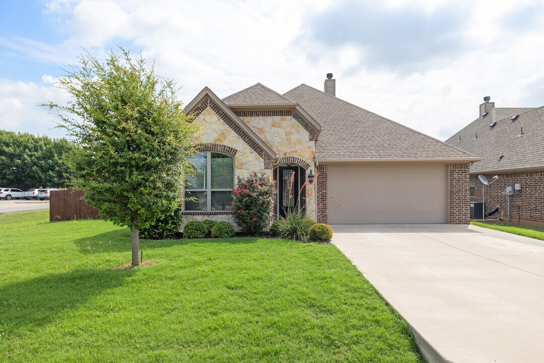 3101 Main St. in Granbury, TX - Building Photo