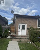 3690 Ellengale Dr in Mississauga, ON - Building Photo