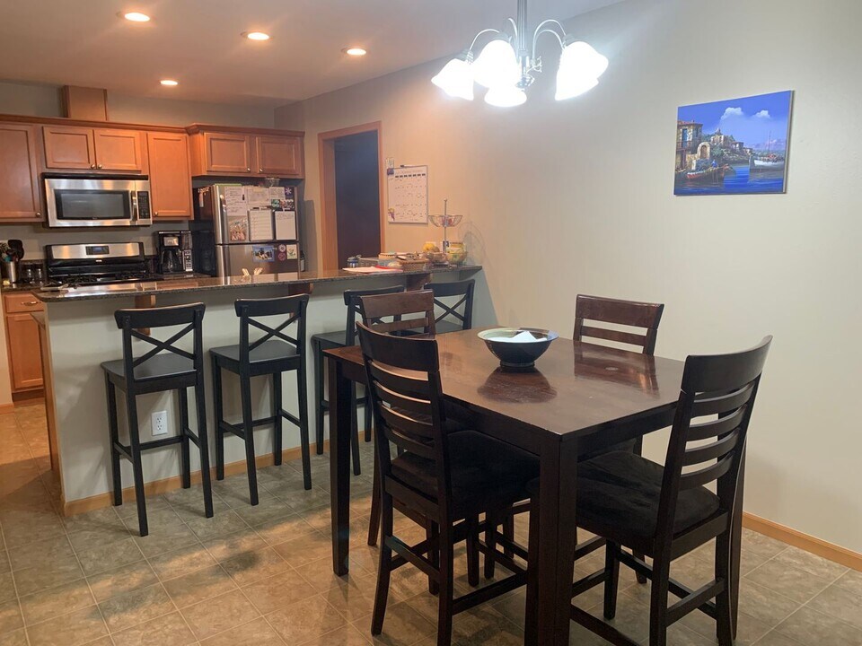 564 NW Oxford Pl in Oak Harbor, WA - Building Photo