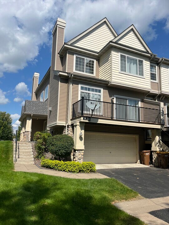 4343 Victor Path, Unit 9 in Hugo, MN - Building Photo