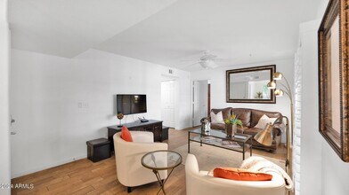 9990 N Scottsdale Rd in Paradise Valley, AZ - Building Photo - Building Photo