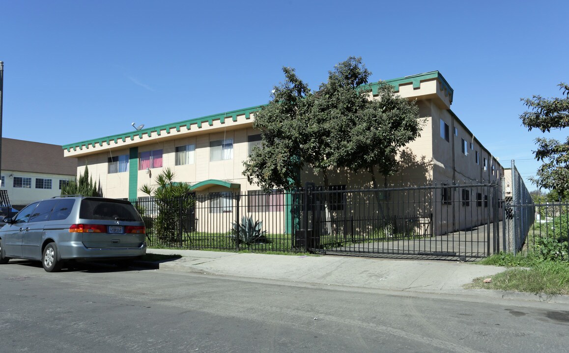 717 W 80th St in Los Angeles, CA - Building Photo