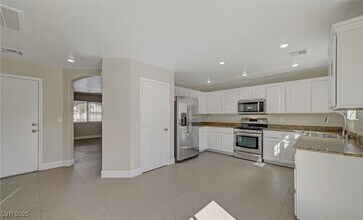5733 Rose Tiara Dr in Las Vegas, NV - Building Photo - Building Photo