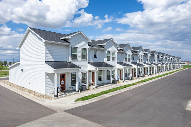 Silos at Ellis Crossing in Sioux Falls, SD - Foto de edificio - Building Photo