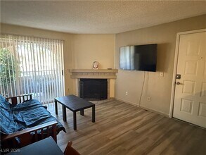 240 Mission Catalina Ln in Las Vegas, NV - Building Photo - Building Photo