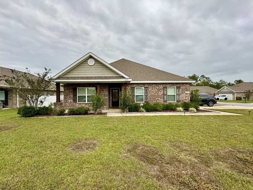 10235 Little Gem Dr in Gulfport, MS - Building Photo