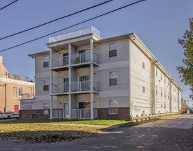 Castle Arms Apartments in Huntington, WV - Building Photo - Building Photo