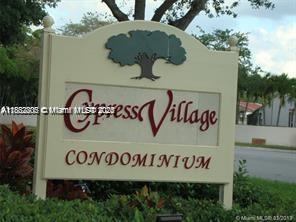 7110 Fairway Dr in Miami Lakes, FL - Building Photo