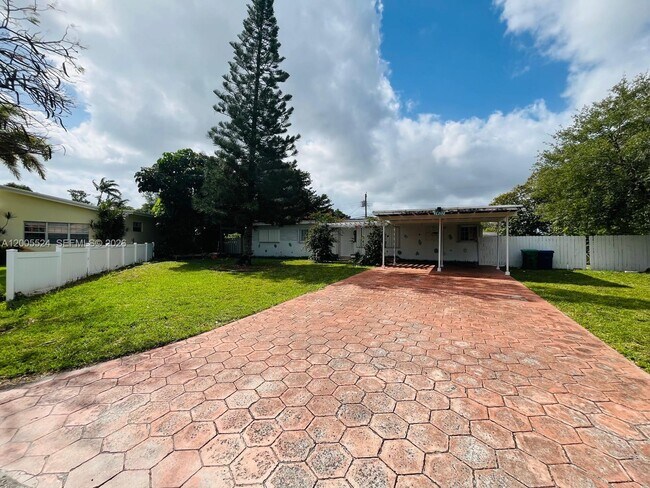 1420 NE 203rd St in Miami, FL - Building Photo - Building Photo