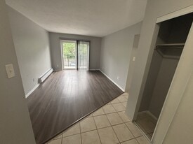 99 Westwood Dr in Kitchener, ON - Building Photo
