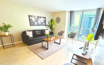 1200 Brickell Bay Dr in Miami, FL - Building Photo - Building Photo