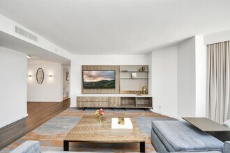 1300 Lamar St in Houston, TX - Building Photo - Building Photo