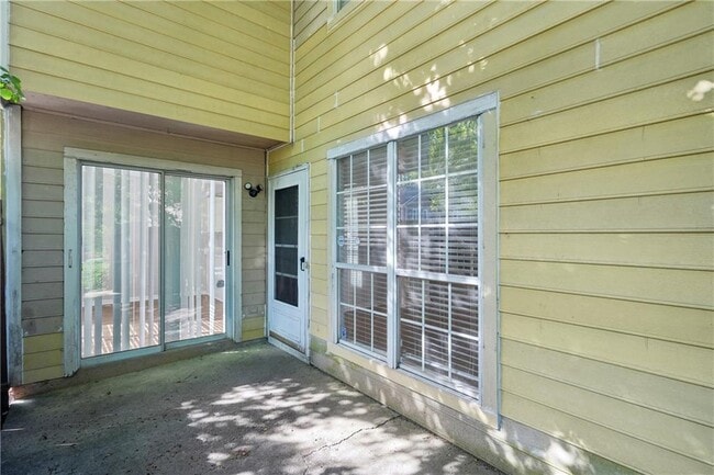 1066 Rock Creek Ln in Norcross, GA - Foto de edificio - Building Photo